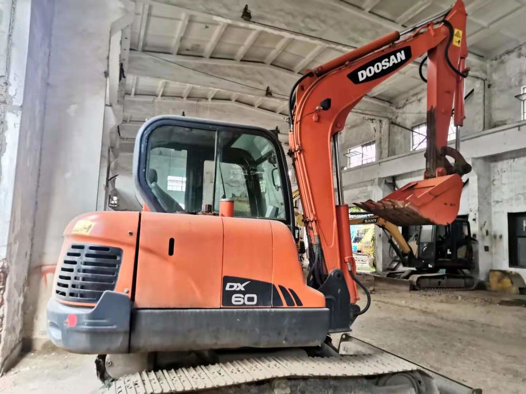 6 ton siap untuk bekerja dan berpengalaman digunakan Korea diimpor DOOSAN DX60 dalam kondisi baik