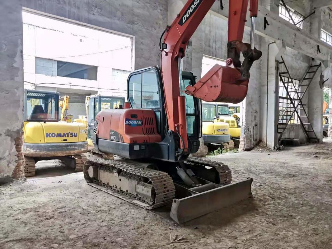 6 ton siap untuk bekerja dan berpengalaman digunakan Korea diimpor DOOSAN DX60 dalam kondisi baik