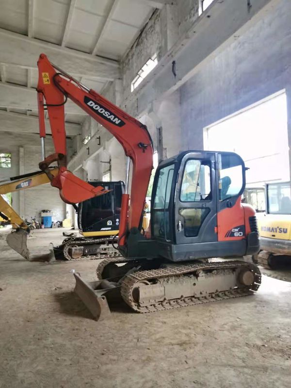 6 ton siap untuk bekerja dan berpengalaman digunakan Korea diimpor DOOSAN DX60 dalam kondisi baik