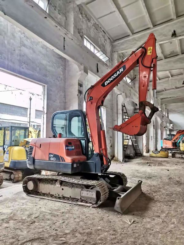 6 ton siap untuk bekerja dan berpengalaman digunakan Korea diimpor DOOSAN DX60 dalam kondisi baik