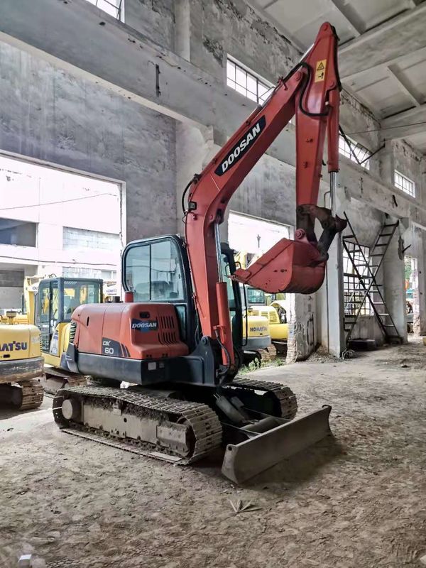 6 ton siap untuk bekerja dan berpengalaman digunakan Korea diimpor DOOSAN DX60 dalam kondisi baik