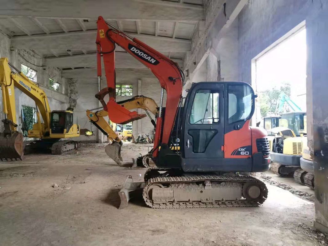 6 ton siap untuk bekerja dan berpengalaman digunakan Korea diimpor DOOSAN DX60 dalam kondisi baik
