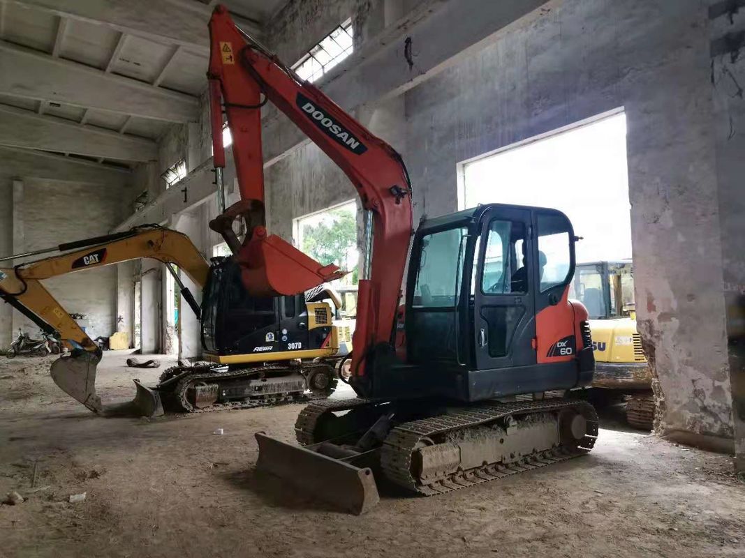 6 ton siap untuk bekerja dan berpengalaman digunakan Korea diimpor DOOSAN DX60 dalam kondisi baik
