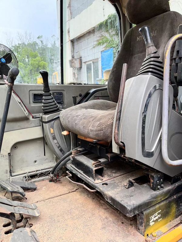 Kapasitas ember Hyundai R60 yang digunakan Max. 0.18 M3 5.6m Panjang transportasi