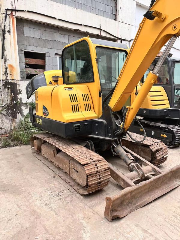 Kapasitas ember Hyundai R60 yang digunakan Max. 0.18 M3 5.6m Panjang transportasi