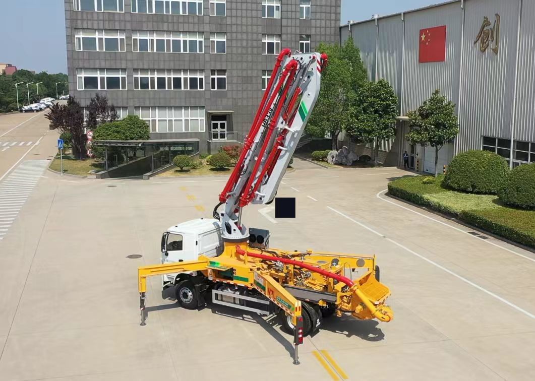6×4 atau 8×4 drive siap bekerja XCMG. HB37A 37 m truk pompa beton untuk pengiriman beton dan tuang