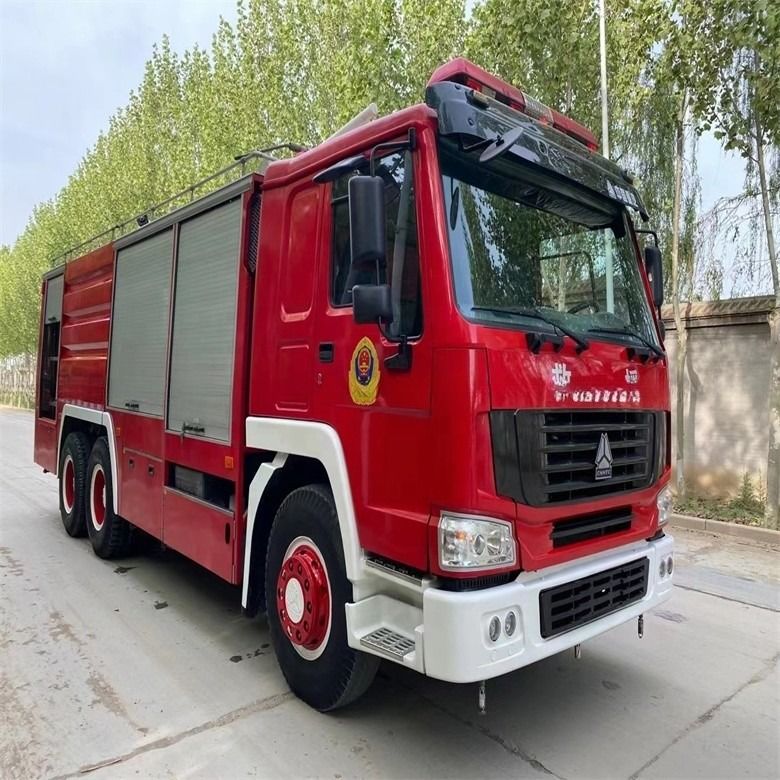 Kondisi baik Diesel merah jenis bahan bakar truk pemadam kebakaran Howo 16cbm manual transmisi