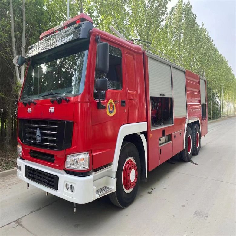 Kondisi baik Diesel merah jenis bahan bakar truk pemadam kebakaran Howo 16cbm manual transmisi