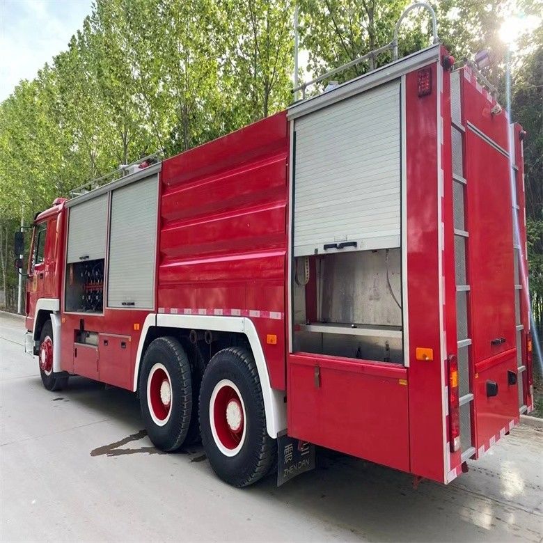 Kondisi baik Diesel merah jenis bahan bakar truk pemadam kebakaran Howo 16cbm manual transmisi