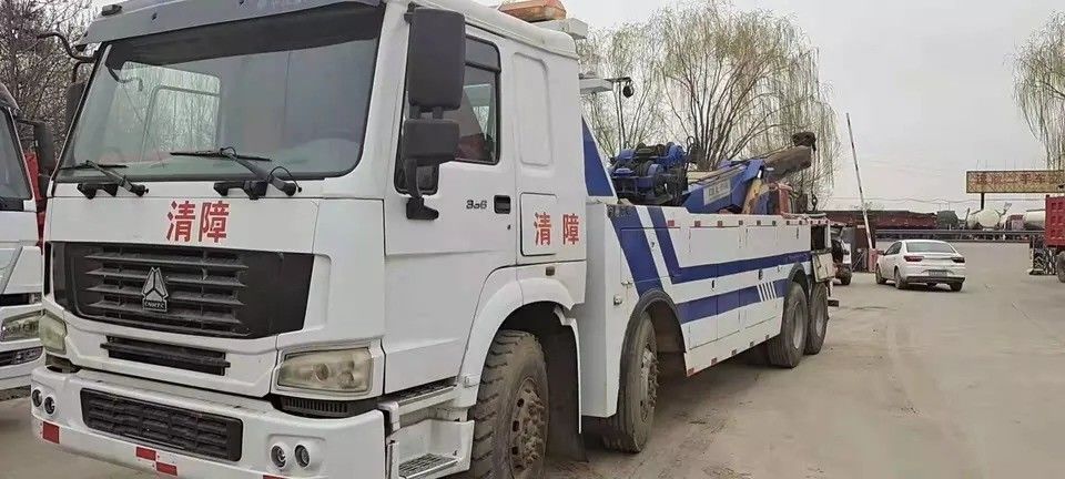 4x2/6x2/6x4/8x4/8x6/4x4/6x6 Jenis Pengemudi Truk Wrecker dengan Daya Tinggi
