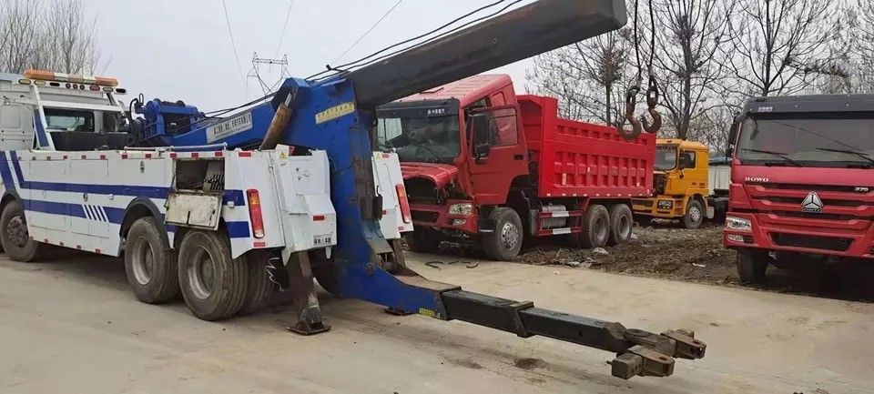 4x2/6x2/6x4/8x4/8x6/4x4/6x6 Jenis Pengemudi Truk Wrecker dengan Daya Tinggi