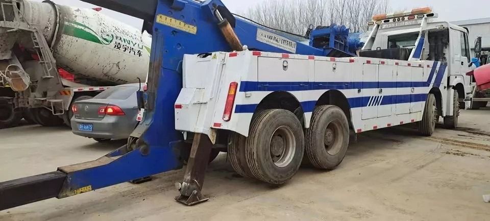 4x2/6x2/6x4/8x4/8x6/4x4/6x6 Jenis Pengemudi Truk Wrecker dengan Daya Tinggi