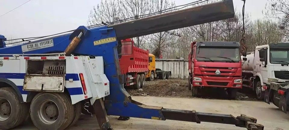 4x2/6x2/6x4/8x4/8x6/4x4/6x6 Jenis Pengemudi Truk Wrecker dengan Daya Tinggi