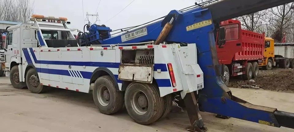 4x2/6x2/6x4/8x4/8x6/4x4/6x6 Jenis Pengemudi Truk Wrecker dengan Daya Tinggi