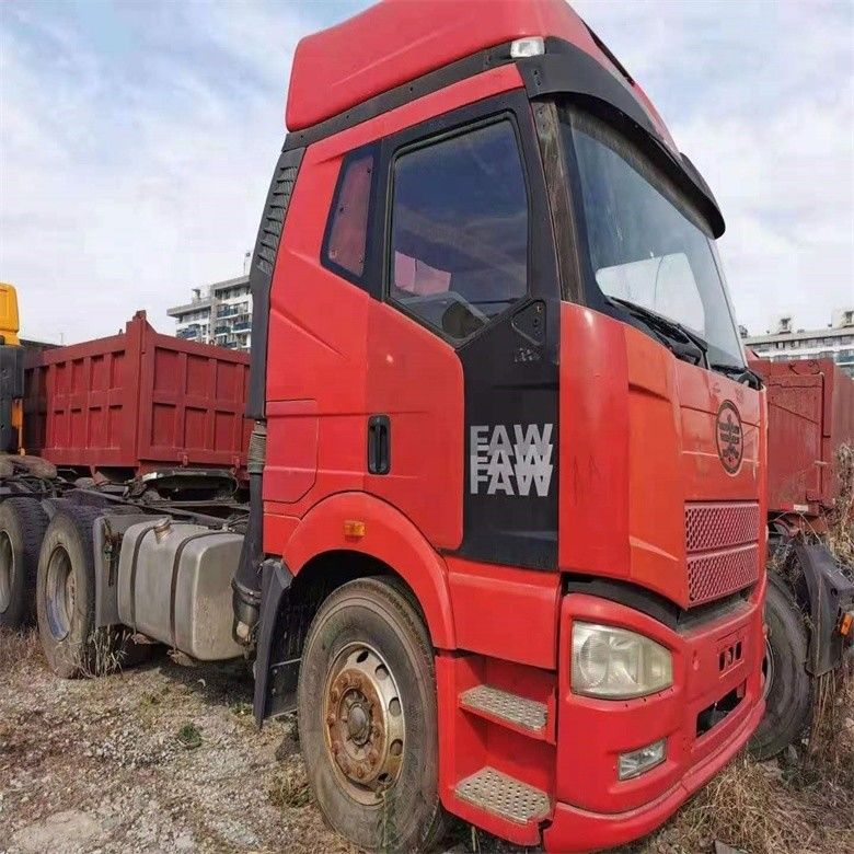 FAW bekas Traktor Truk 6x4 Truk kepala dengan transmisi manual dan kondisi yang baik