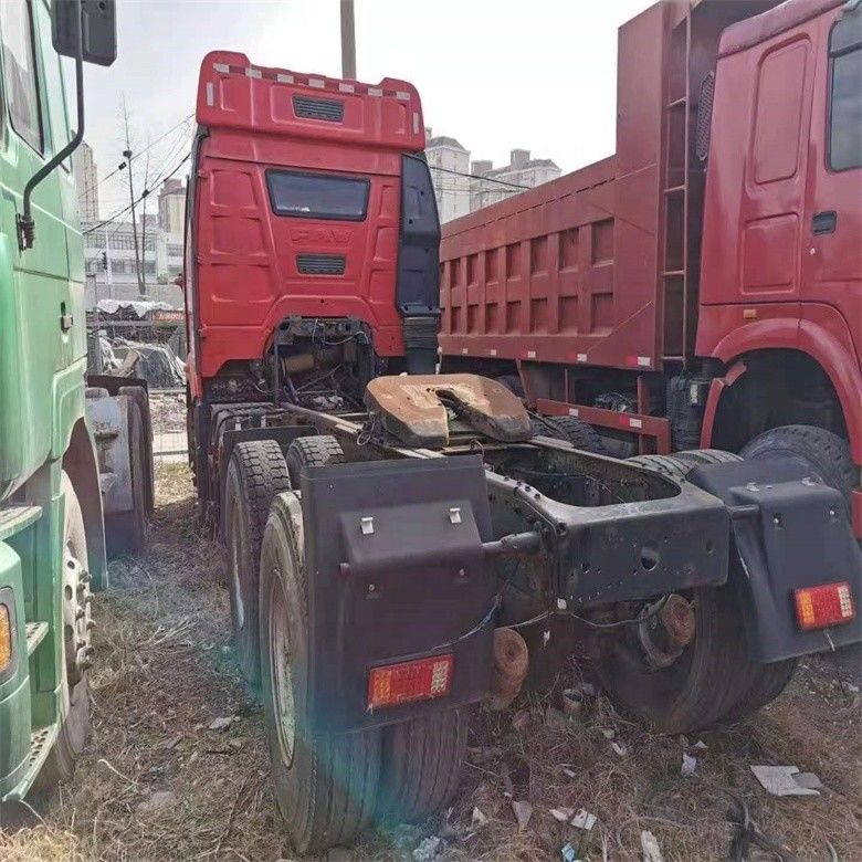FAW bekas Traktor Truk 6x4 Truk kepala dengan transmisi manual dan kondisi yang baik