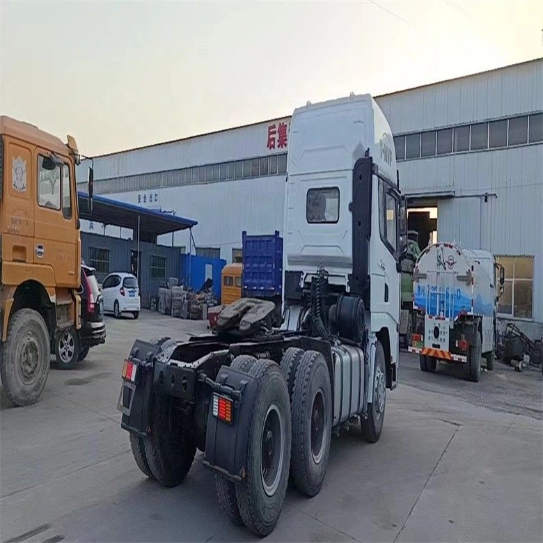Shacman 6 X 4 ADE X3000 dengan kursi pengemudi normal dan transmisi manual