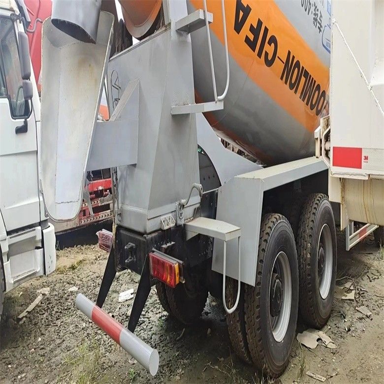 7M3/H Produktivitas digunakan HOWO truk pengaduk beton 6*4 371HP 375HP dalam kondisi baik