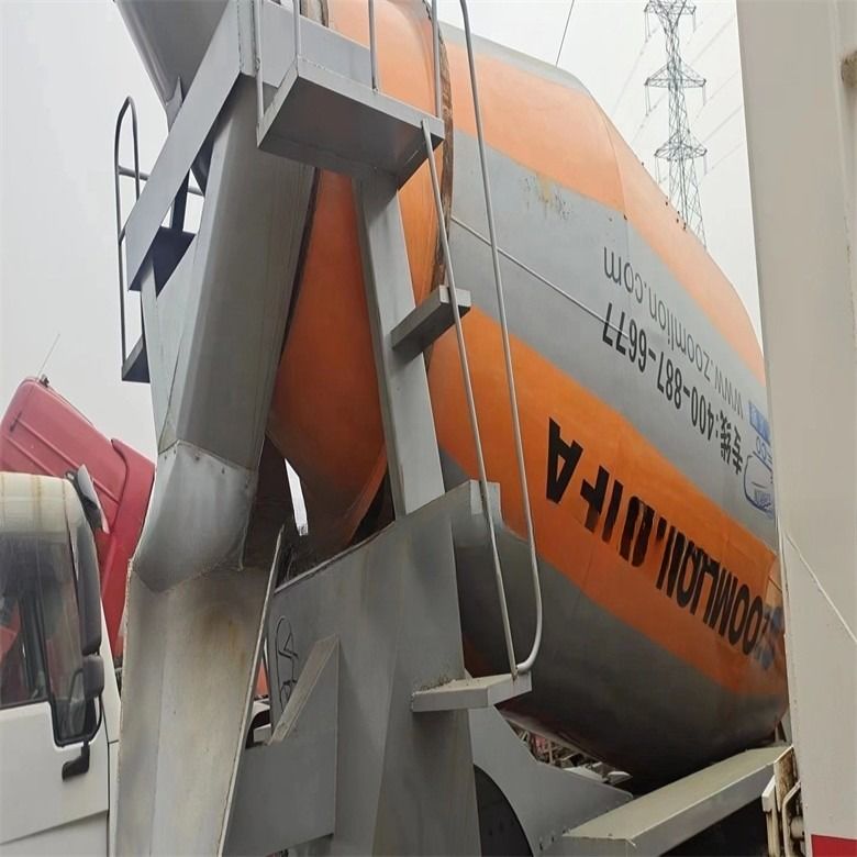 7M3/H Produktivitas digunakan HOWO truk pengaduk beton 6*4 371HP 375HP dalam kondisi baik
