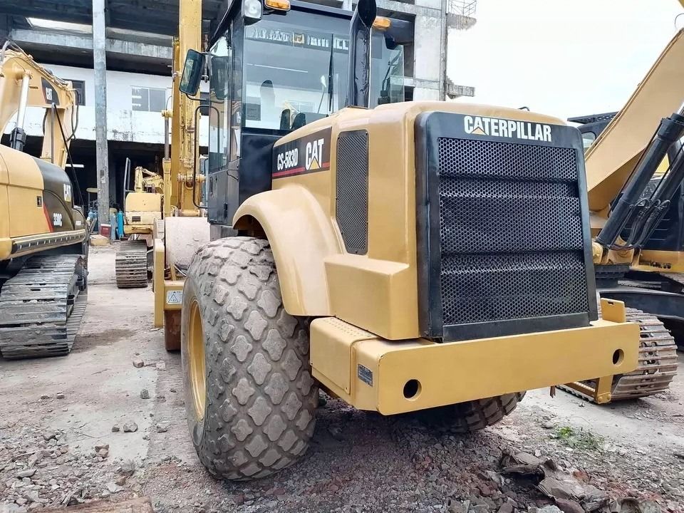 Kondisi yang baik CAT CS-583D Vibratory Single Drum Road Roller dengan suku cadang asli