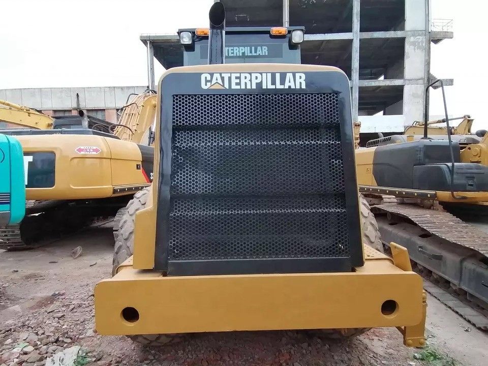 Kondisi yang baik CAT CS-583D Vibratory Single Drum Road Roller dengan suku cadang asli
