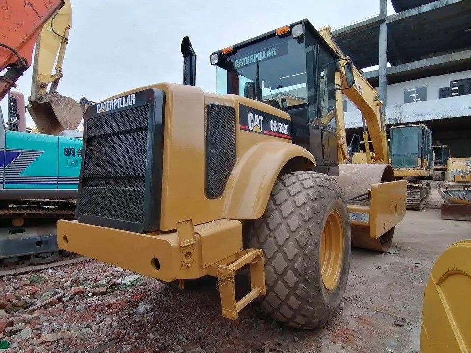 Kondisi yang baik CAT CS-583D Vibratory Single Drum Road Roller dengan suku cadang asli