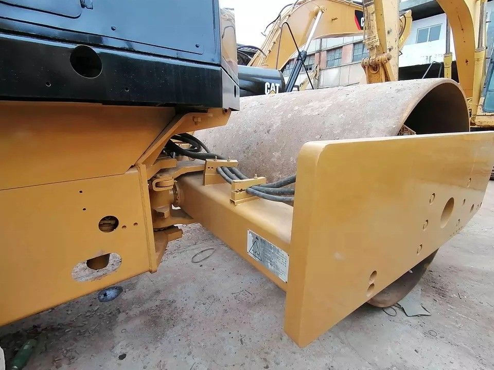 Kondisi yang baik CAT CS-583D Vibratory Single Drum Road Roller dengan suku cadang asli