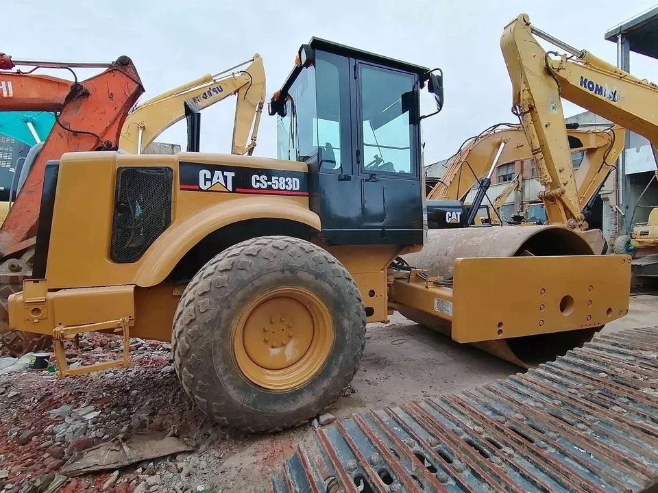 Kondisi yang baik CAT CS-583D Vibratory Single Drum Road Roller dengan suku cadang asli