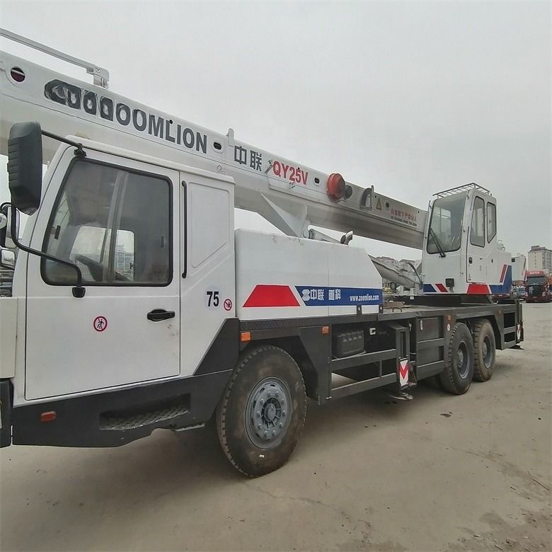 Zoomline QY25V 25 Ton Road Crane Dalam kondisi yang sangat baik dengan 1900-2000 jam kerja