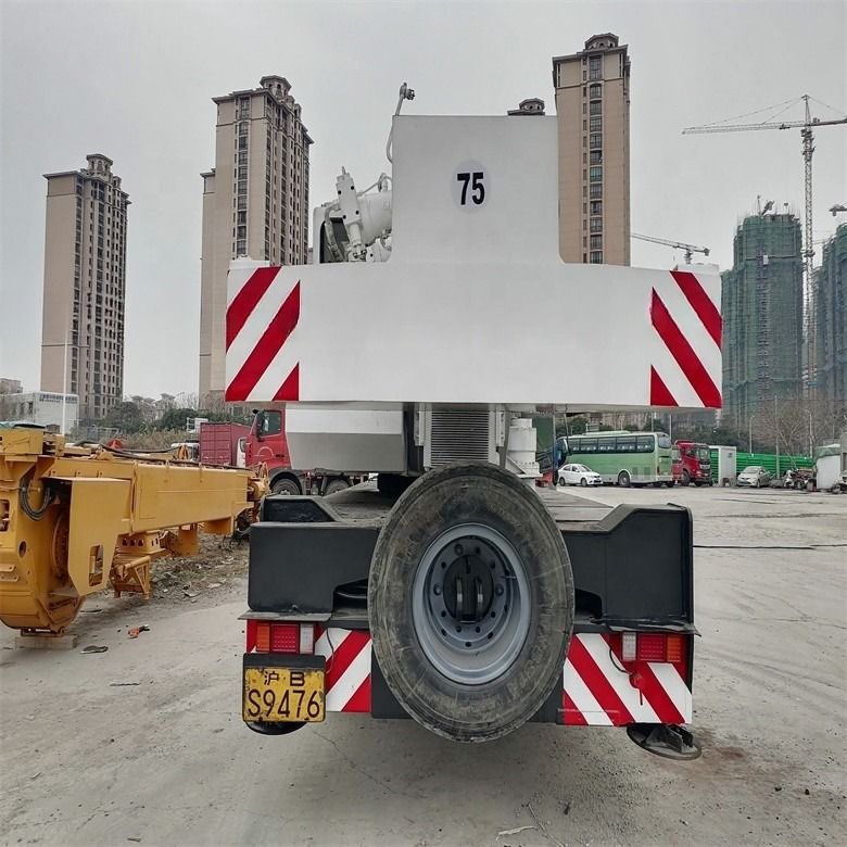 Zoomline QY25V 25 Ton Road Crane Dalam kondisi yang sangat baik dengan 1900-2000 jam kerja