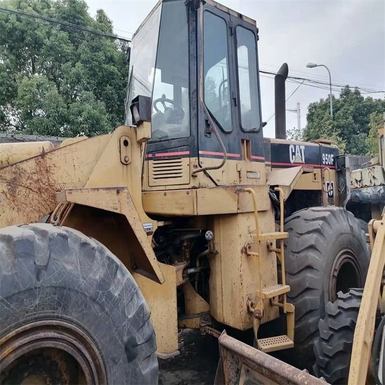 Caterpillar 950F 17 Ton Wheel Loader Dengan 6.6L Displacement Dan 3200-3300 Jam Kerja