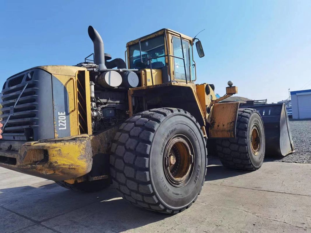 4WD Drive Type Loader bekas VOLVO L220E Desain asli Roda Skid-Steer Loader Jenis bergerak