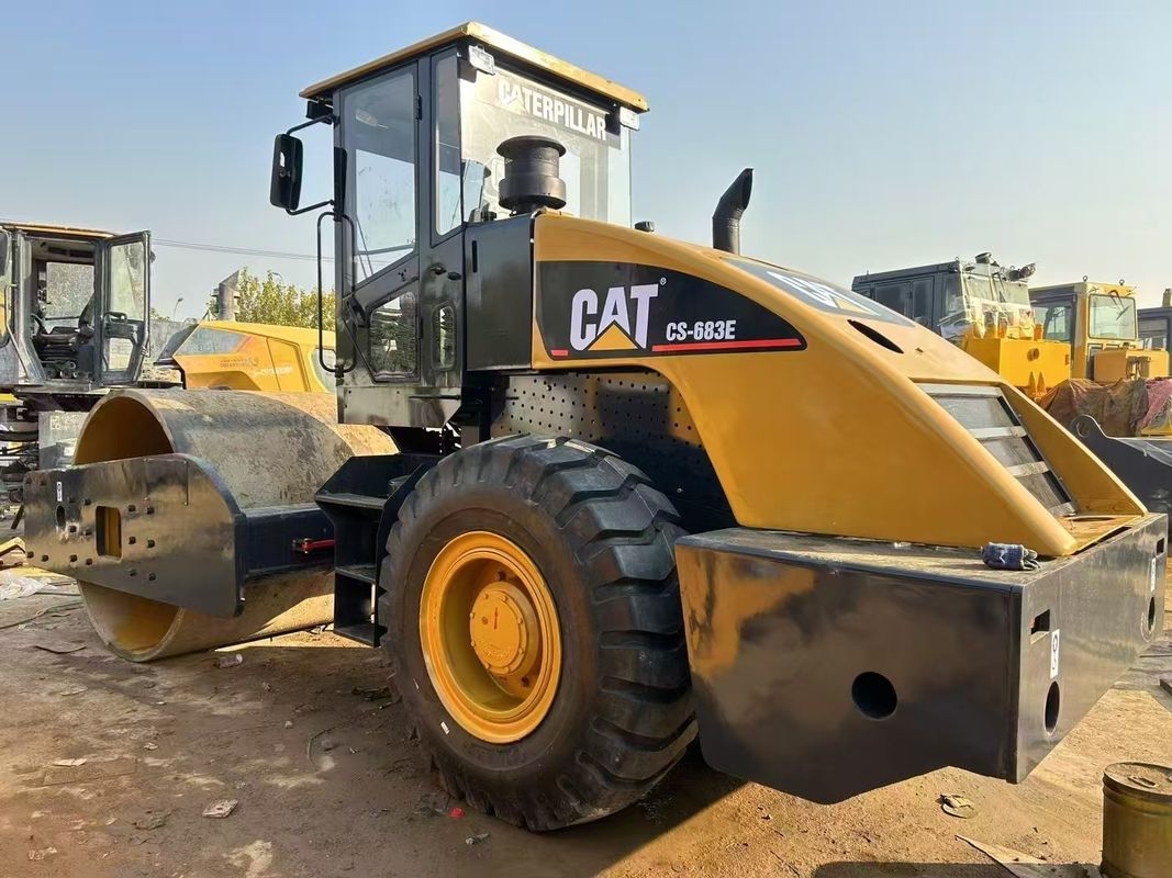 Dipakai CAT CS-683E Vibratory Roller Compactor 1,8 mm Amplitude 134 kW Daya mesin