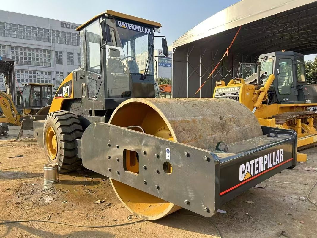 Dipakai CAT CS-683E Vibratory Roller Compactor 1,8 mm Amplitude 134 kW Daya mesin