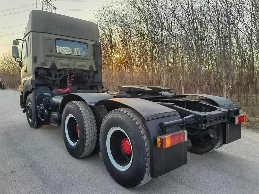 HINO 700 bekas Traktor truk Transportasi Panjang 7,18 M Warna Asli