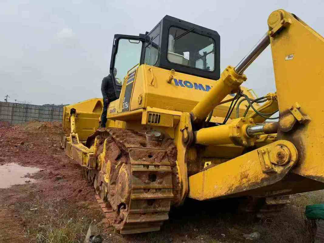Digunakan Komatsu D375A-5 Bulldozer untuk dijual. 68 Ton Crawler Dozer diekspor dari Cina.